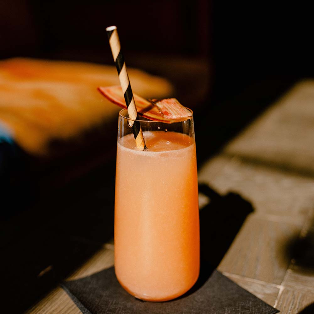 fresh-orange-drink-with-a-straw-GG89LX5.jpg